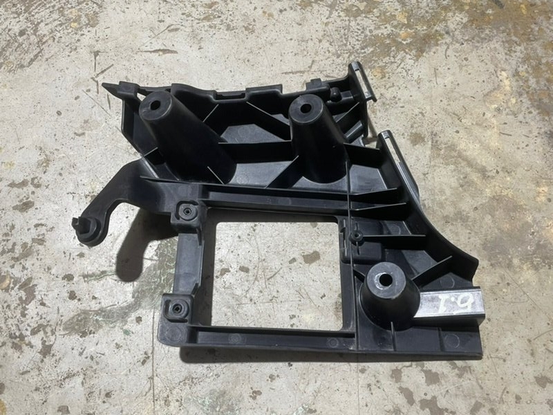 Кронштейн заднего бампера правый