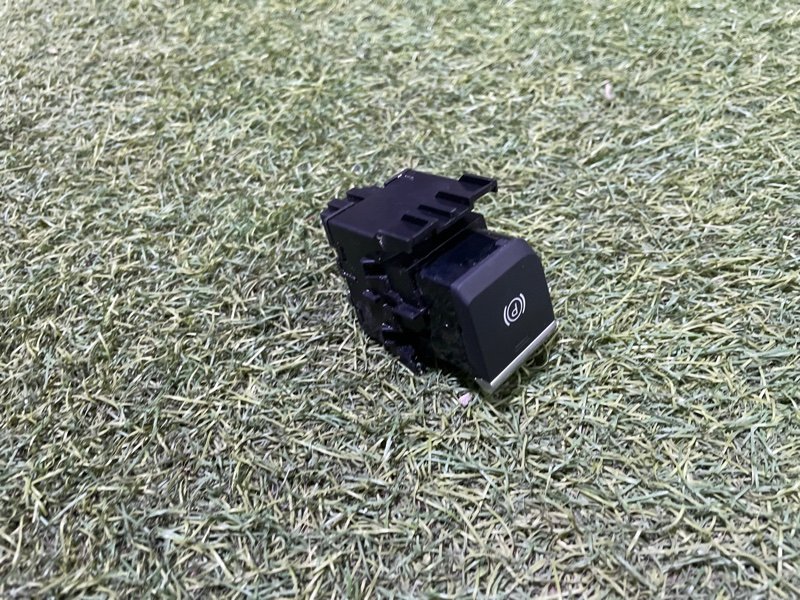 Кнопка фиксатора стояночного тормоза