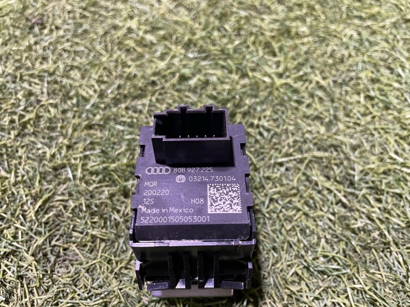 Кнопка фиксатора стояночного тормоза