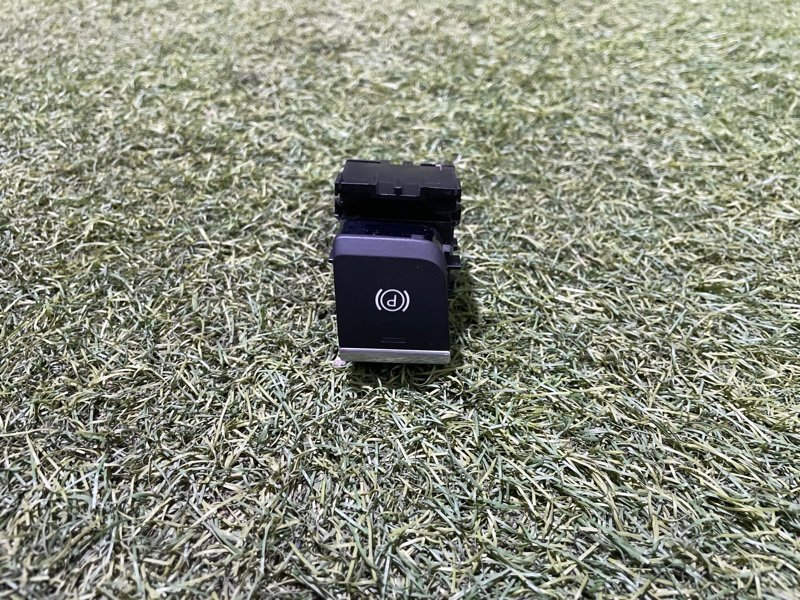 Кнопка фиксатора стояночного тормоза