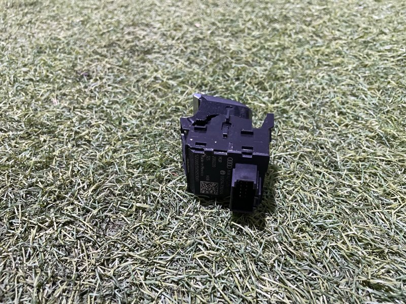 Кнопка фиксатора стояночного тормоза