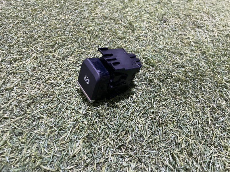 Кнопка фиксатора стояночного тормоза