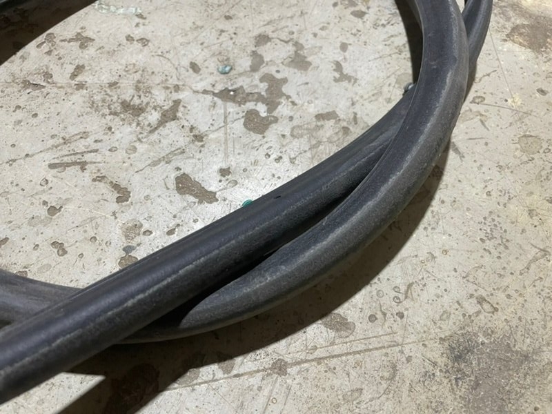 Уплотнитель капота