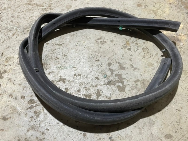 Уплотнитель капота