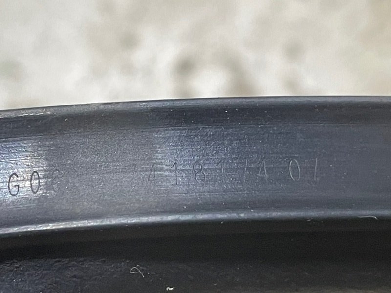 Уплотнитель капота