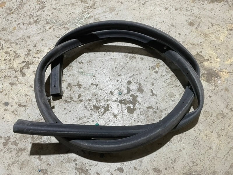 Уплотнитель капота