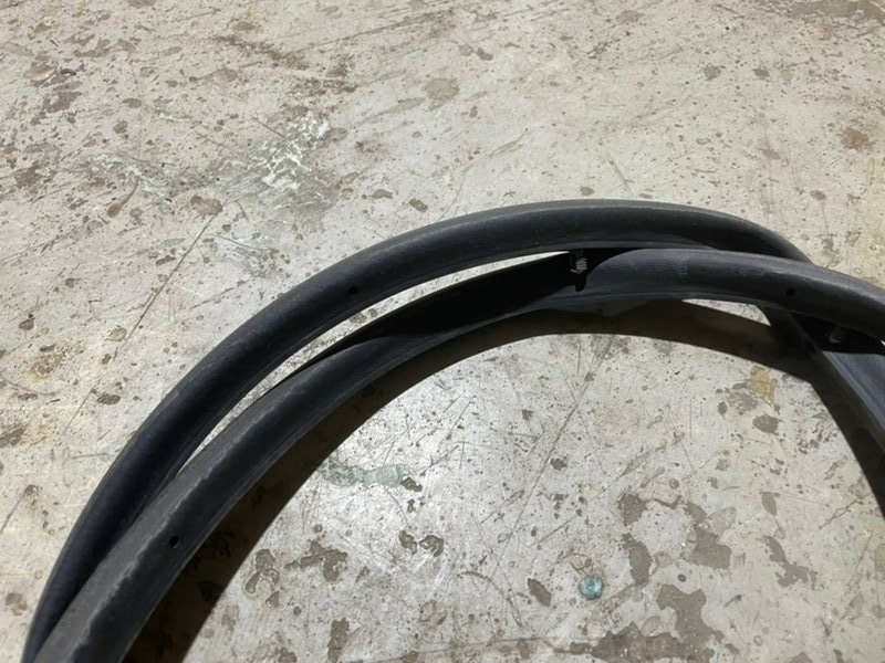 Уплотнитель капота