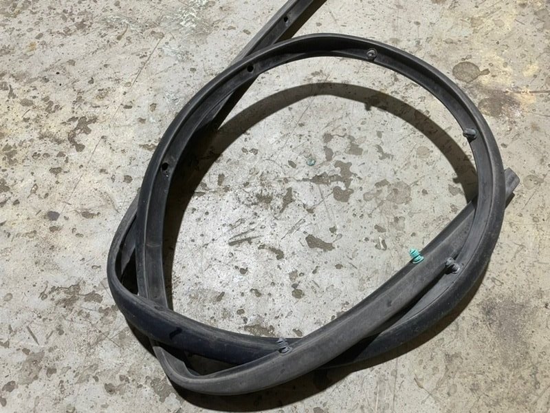 Уплотнитель капота