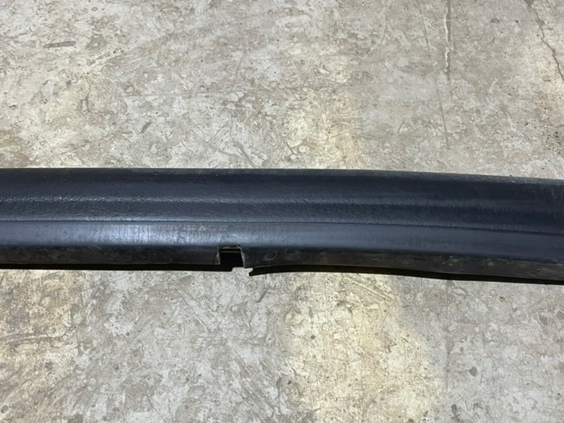 Уплотнитель капота