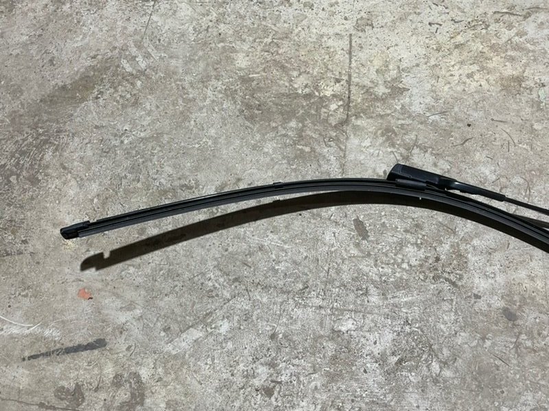 Поводок стеклоочистителя передний левый