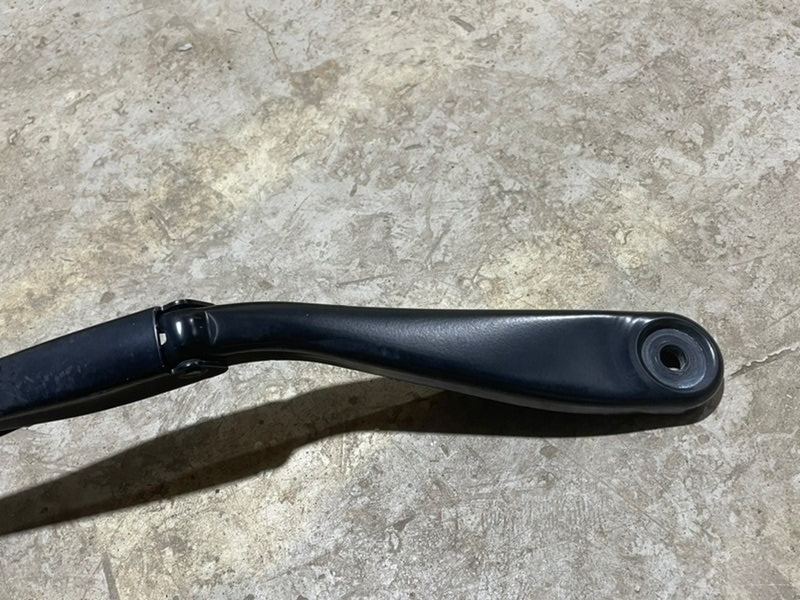 Поводок стеклоочистителя передний левый