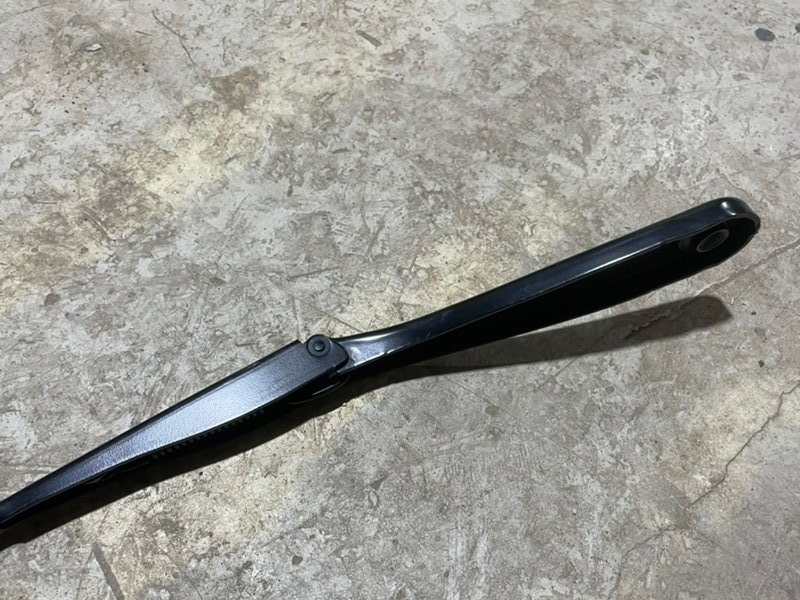 Поводок стеклоочистителя передний левый