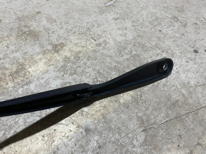 Поводок стеклоочистителя передний правый