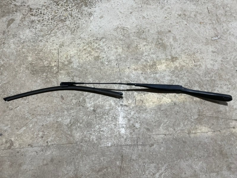 Поводок стеклоочистителя передний правый