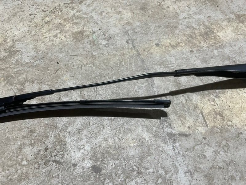 Поводок стеклоочистителя передний правый