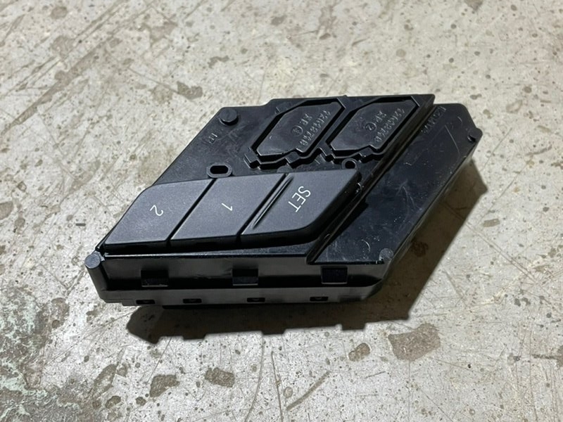 Кнопка регулировки сидения