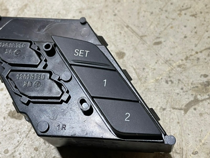 Кнопка регулировки сидения