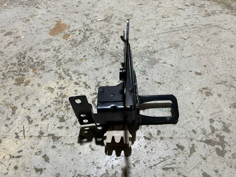 Кронштейн крепления сидения