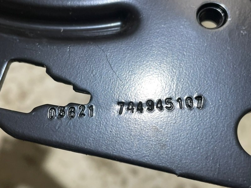 Кронштейн крепления сидения