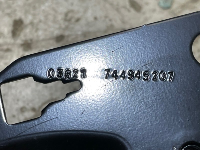 Кронштейн крепления сидения