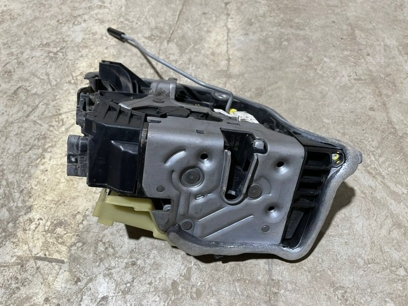 Замок двери передней правой