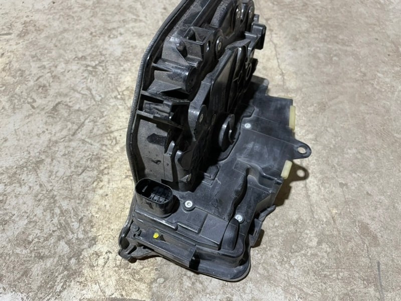 Замок двери передней правой