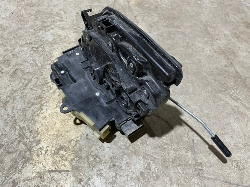 Замок двери передней правой