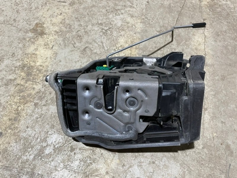 Замок двери задней левой