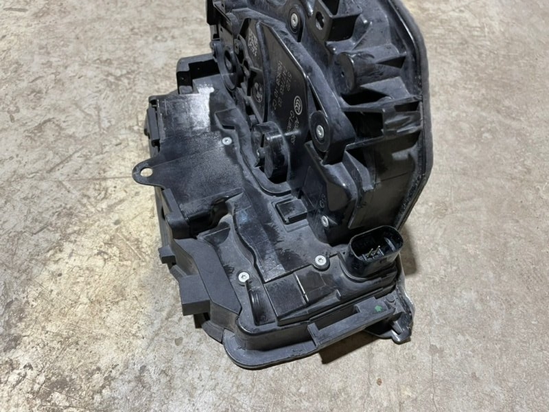 Замок двери задней левой