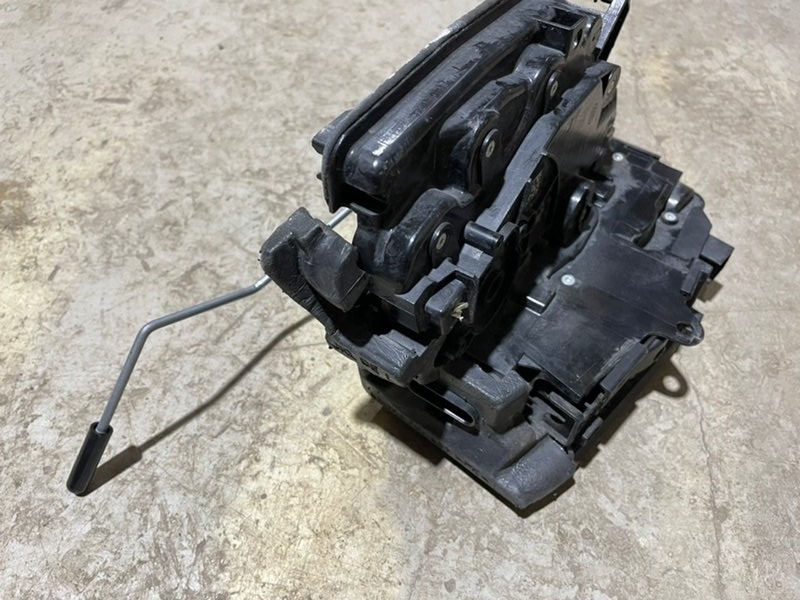 Замок двери задней левой