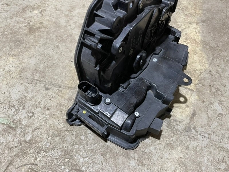 Замок двери задней правой