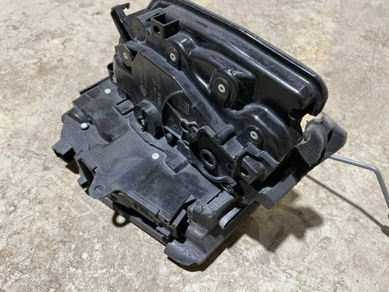 Замок двери задней правой