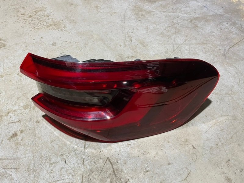 Фонарь задний наружный правый