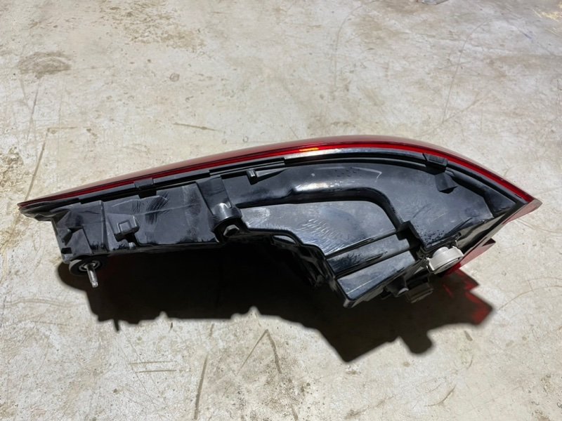 Фонарь задний наружный правый