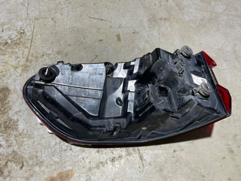 Фонарь задний наружный правый