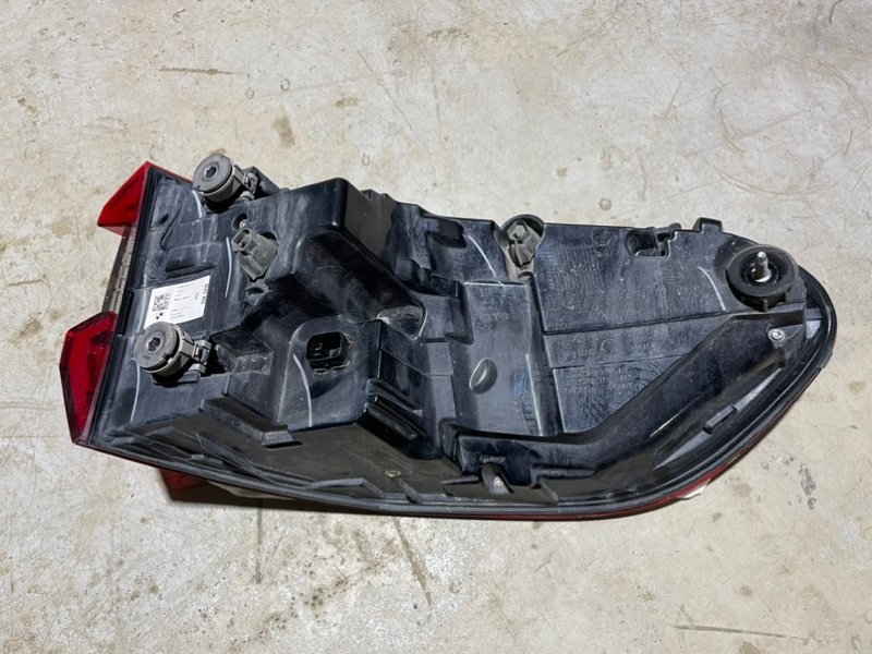 Фонарь задний наружный левый