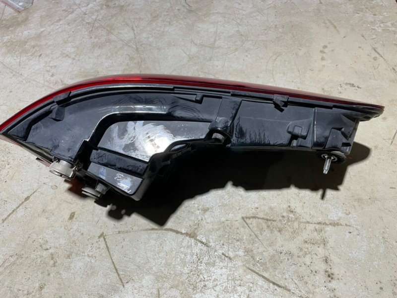 Фонарь задний наружный левый