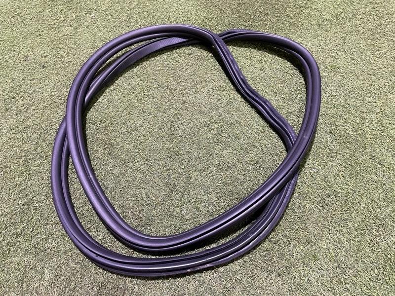 Уплотнитель заднего стекла