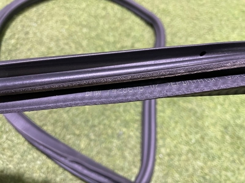 Уплотнитель заднего стекла