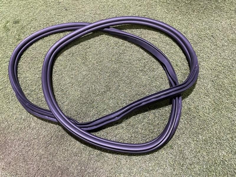 Уплотнитель заднего стекла