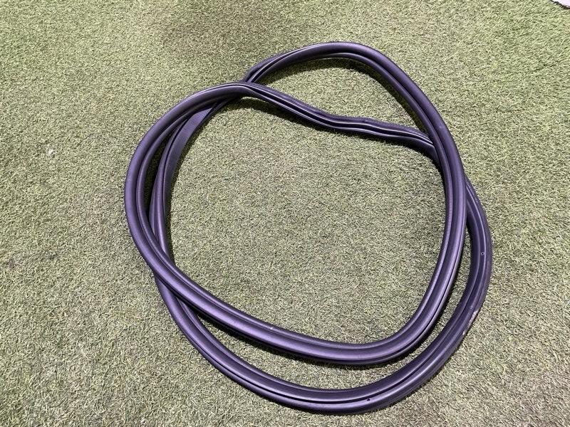 Уплотнитель заднего стекла