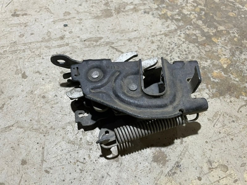 Замок капота