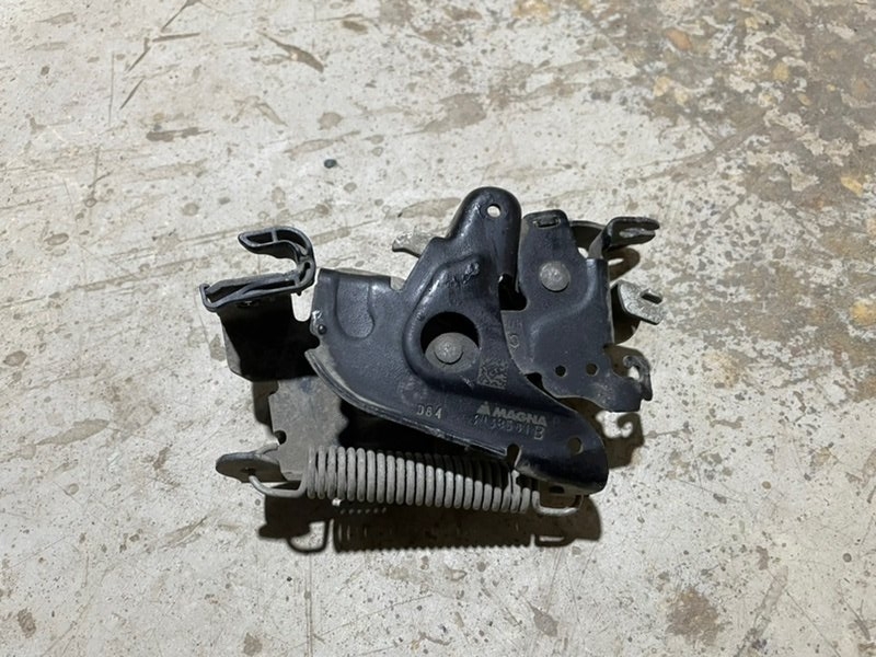 Замок капота