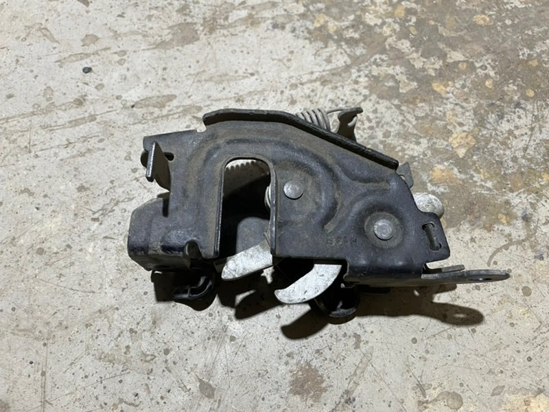 Замок капота