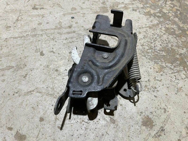 Замок капота