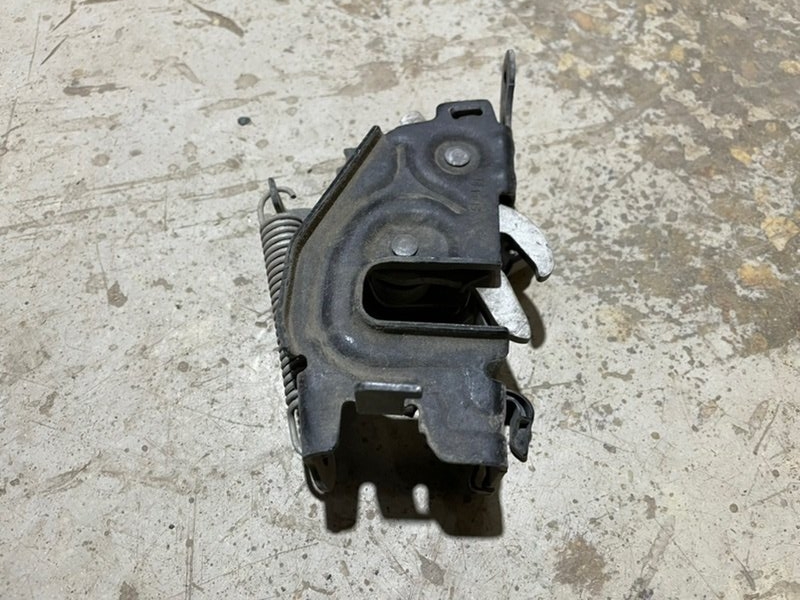 Замок капота