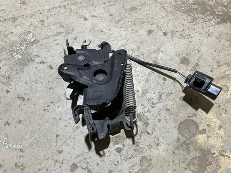 Замок капота