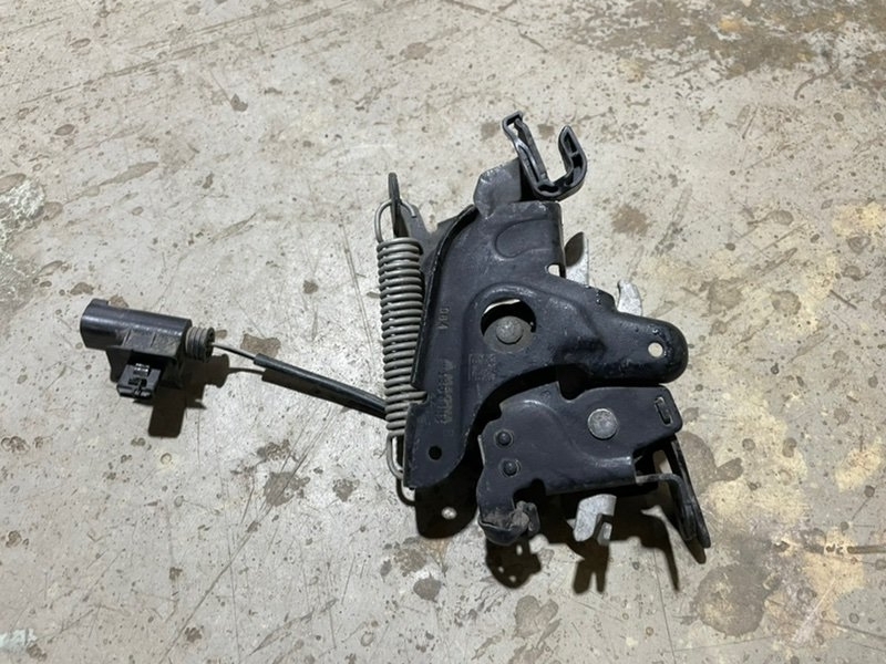 Замок капота