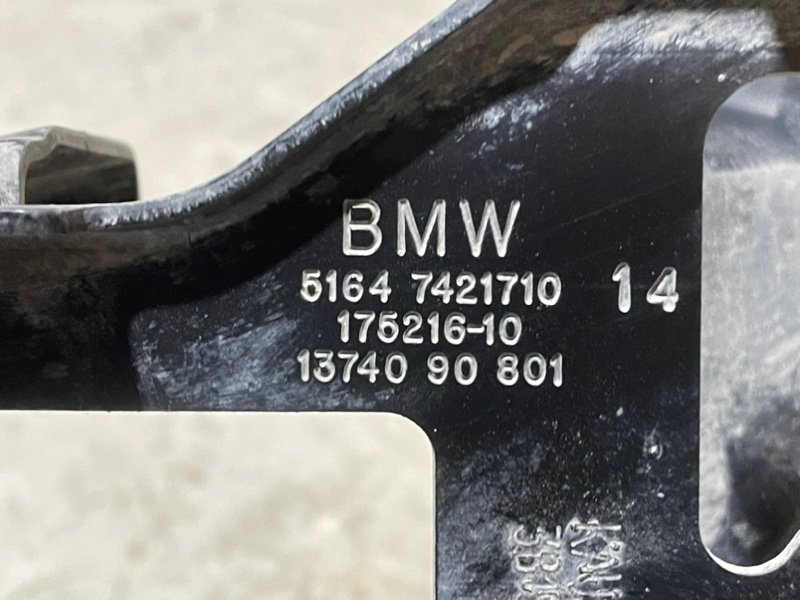 Кронштейн фар правый