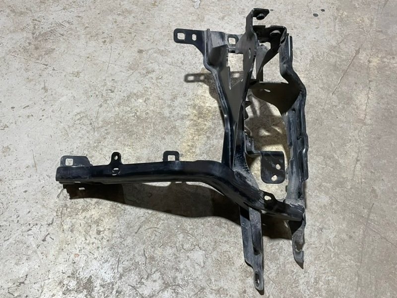 Кронштейн фар правый